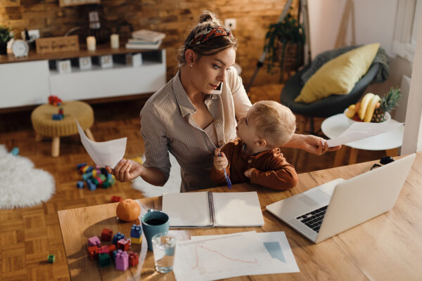 work from home mom working as a virtual assistant